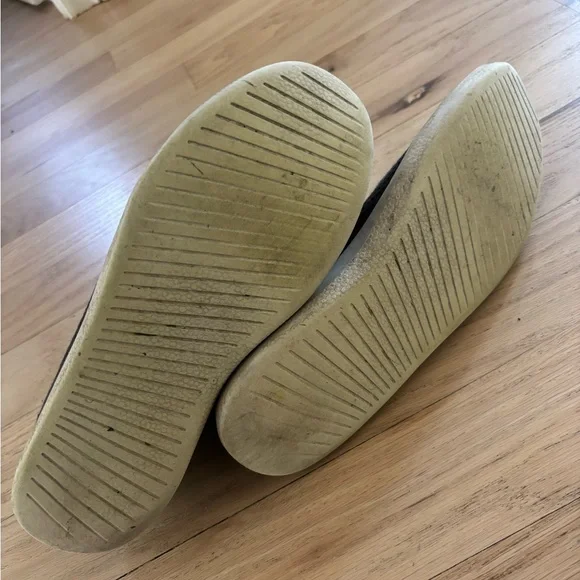 Allbirds Black and White Minimalist Sneakers - Picture 3 of 3